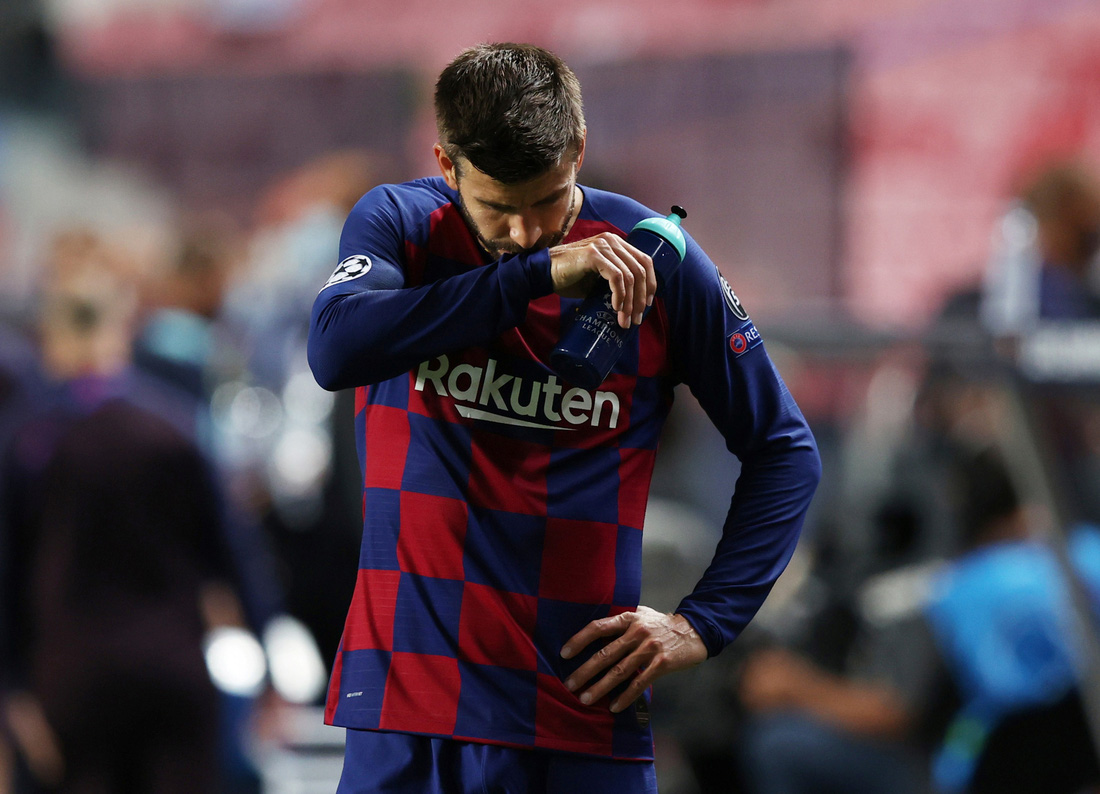 Messi lại vuốt mặt và những khoảnh khắc ấn tượng trận Bayern vùi dập Barca - Ảnh 25.