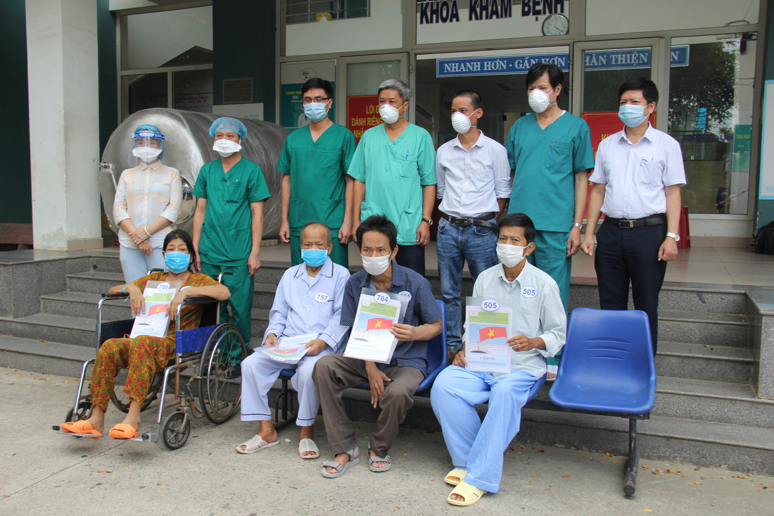Bệnh viện dã chiến Hòa Vang cho xuất viện cùng lúc 23 ca bệnh COVID-19 - Ảnh 3.