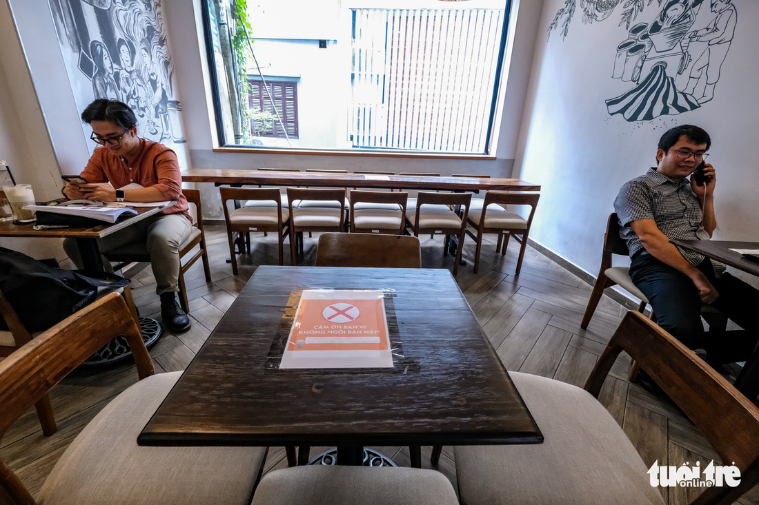 Quán bia, cà phê ở Hà Nội kê lại bàn ghế, ngồi cách nhau cả mét - Ảnh 1.