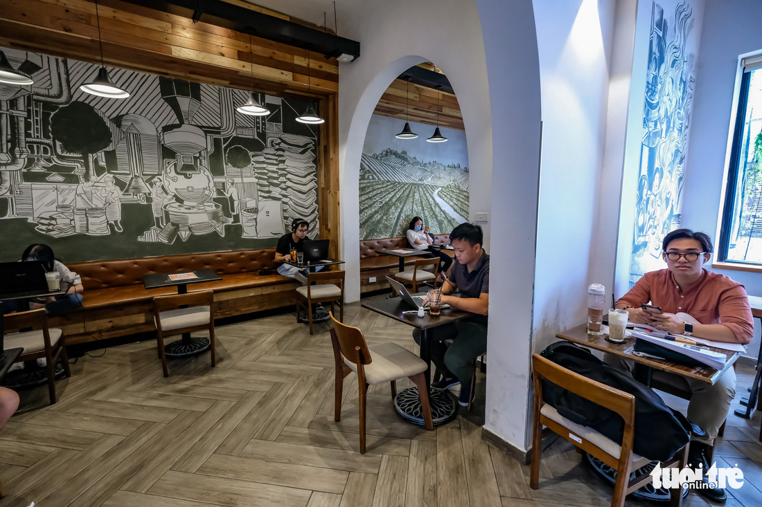 Quán bia, cà phê ở Hà Nội kê lại bàn ghế, ngồi cách nhau cả mét - Ảnh 5.