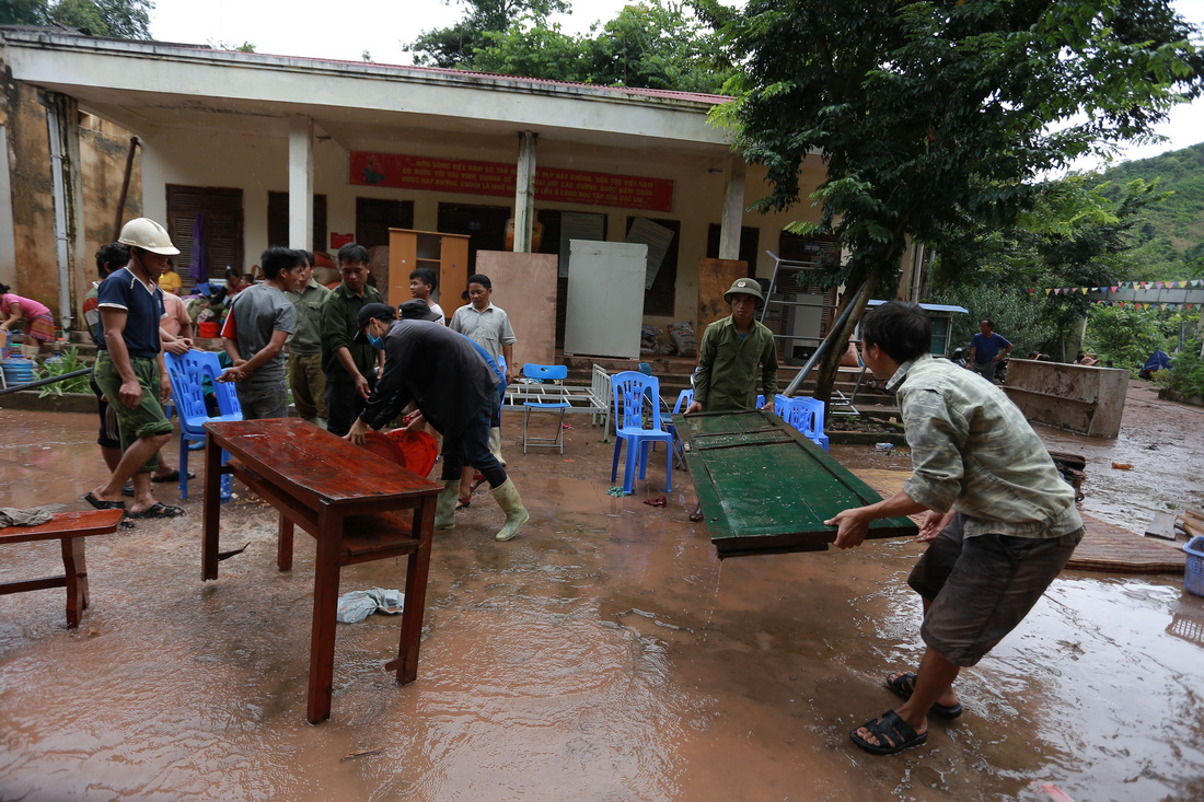 Bản Mông nghèo gom tiền, gạo, thóc cho giáo viên vùng lũ Điện Biên - Ảnh 5.