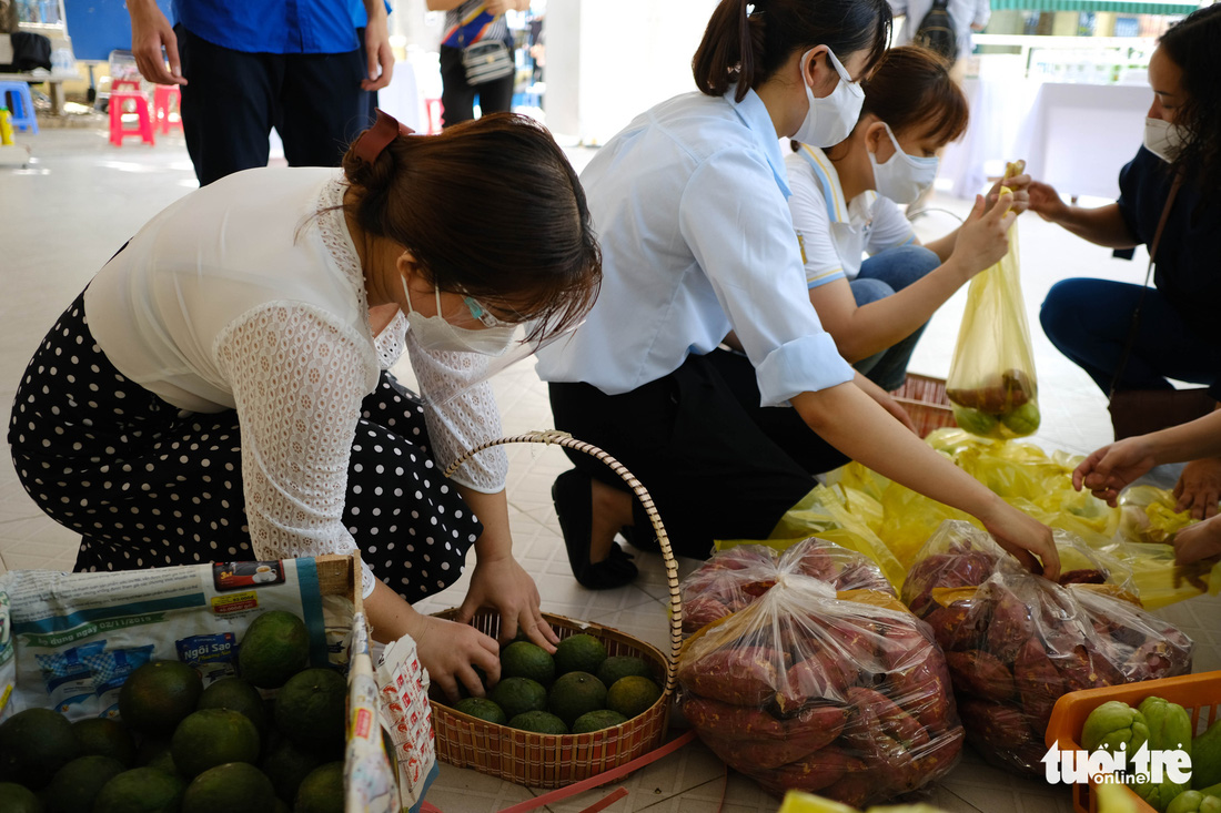 Người nghèo đi chợ miễn phí ở Đà Nẵng, còn được phát khẩu trang - Ảnh 2.