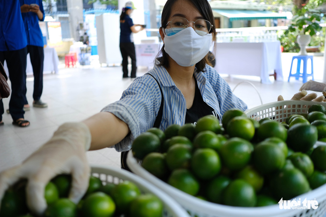 Người nghèo đi chợ miễn phí ở Đà Nẵng, còn được phát khẩu trang - Ảnh 3.