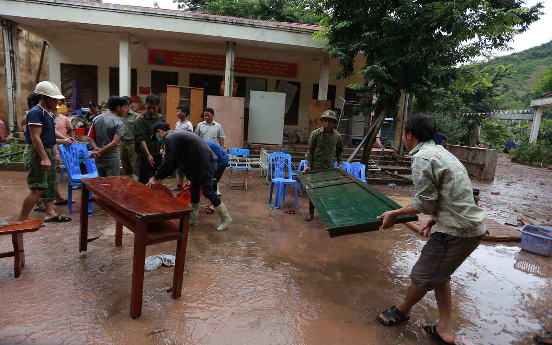 Trường học tan hoang sau lũ dữ - Ảnh 5.