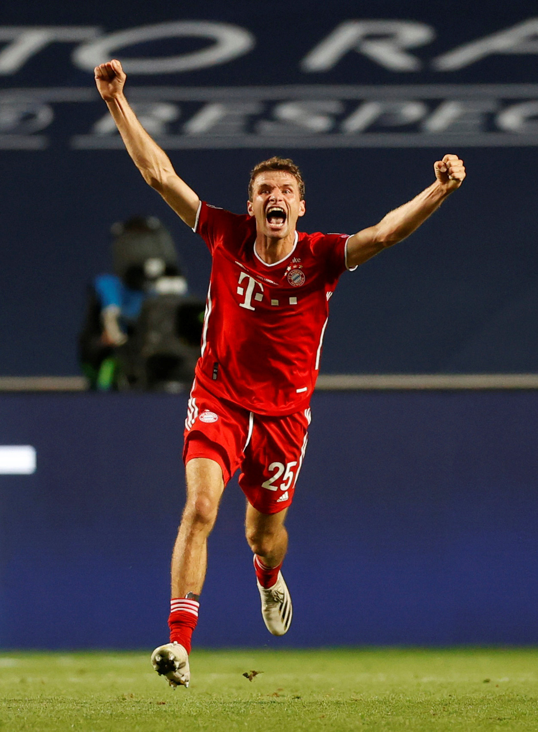 Những khoảnh khắc Neuer cứu thua xuất thần giúp Bayern vô địch - Ảnh 17.