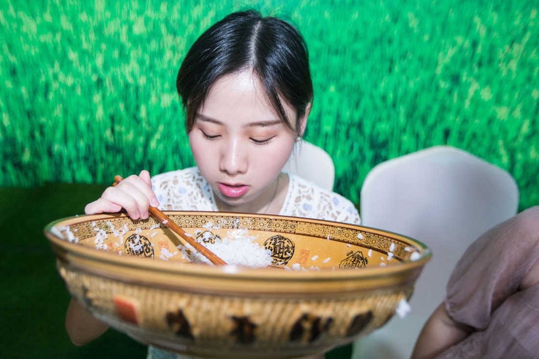 Vì sao Trung Quốc ngăn chặn mukbang - loại video ăn uống thừa thãi ê hề? - Ảnh 2.