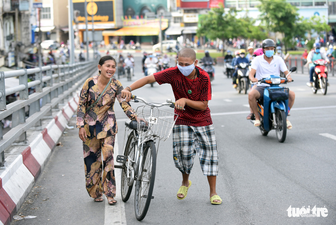 Mẹ con tựa vào nhau - Ảnh 11.