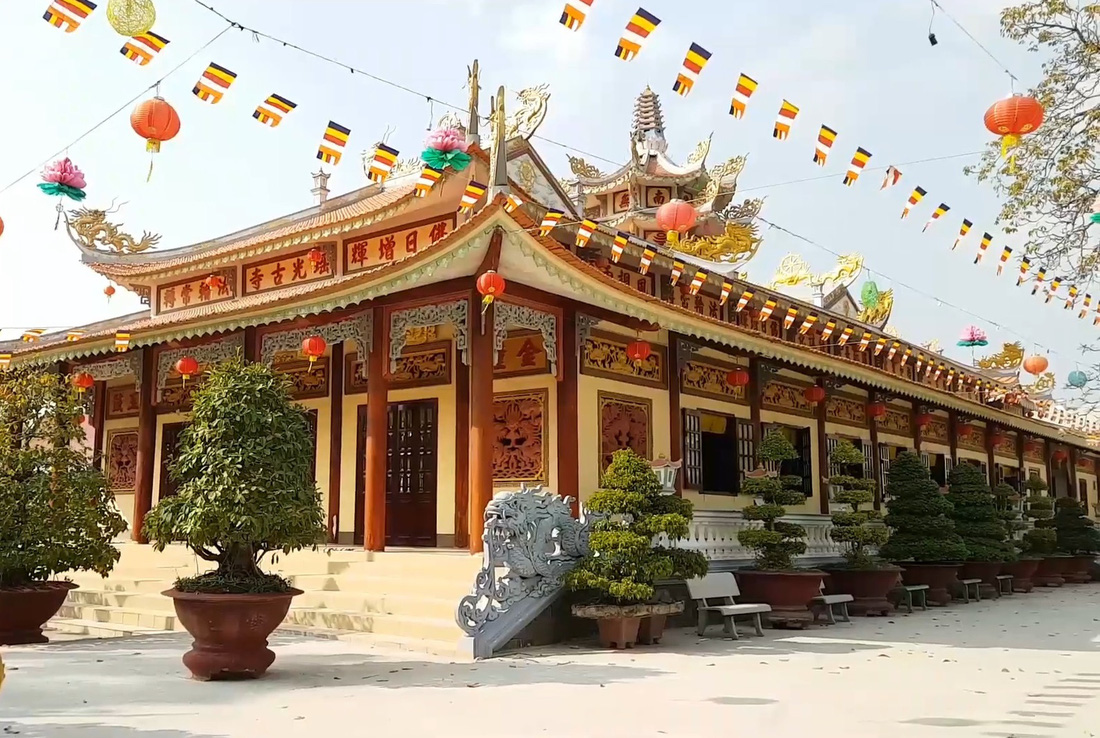 130 ngôi chùa Việt trong series tham vọng 1000 chùa của chàng đạo diễn trẻ - Ảnh 4.