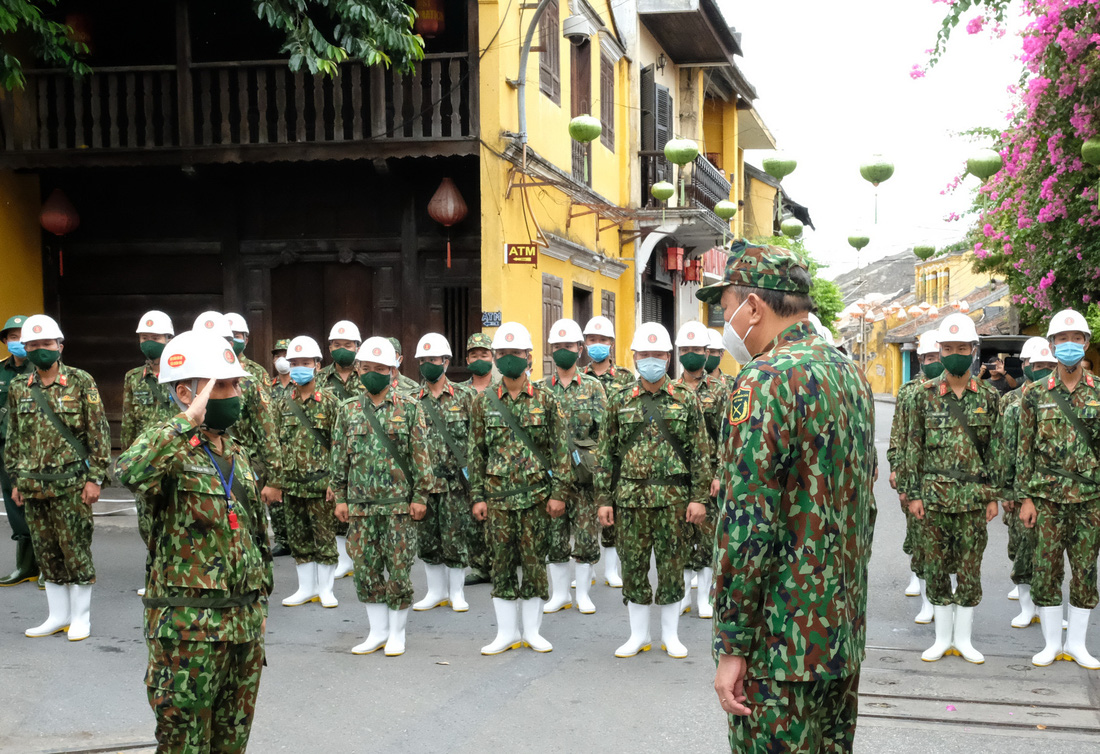 Quân đội lao vào dập dịch - Ảnh 6.