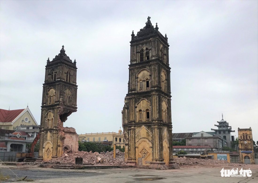 Video những hình ảnh 2 tháp chuông nhà thờ Bùi Chu khi sụp đổ - Ảnh 5.