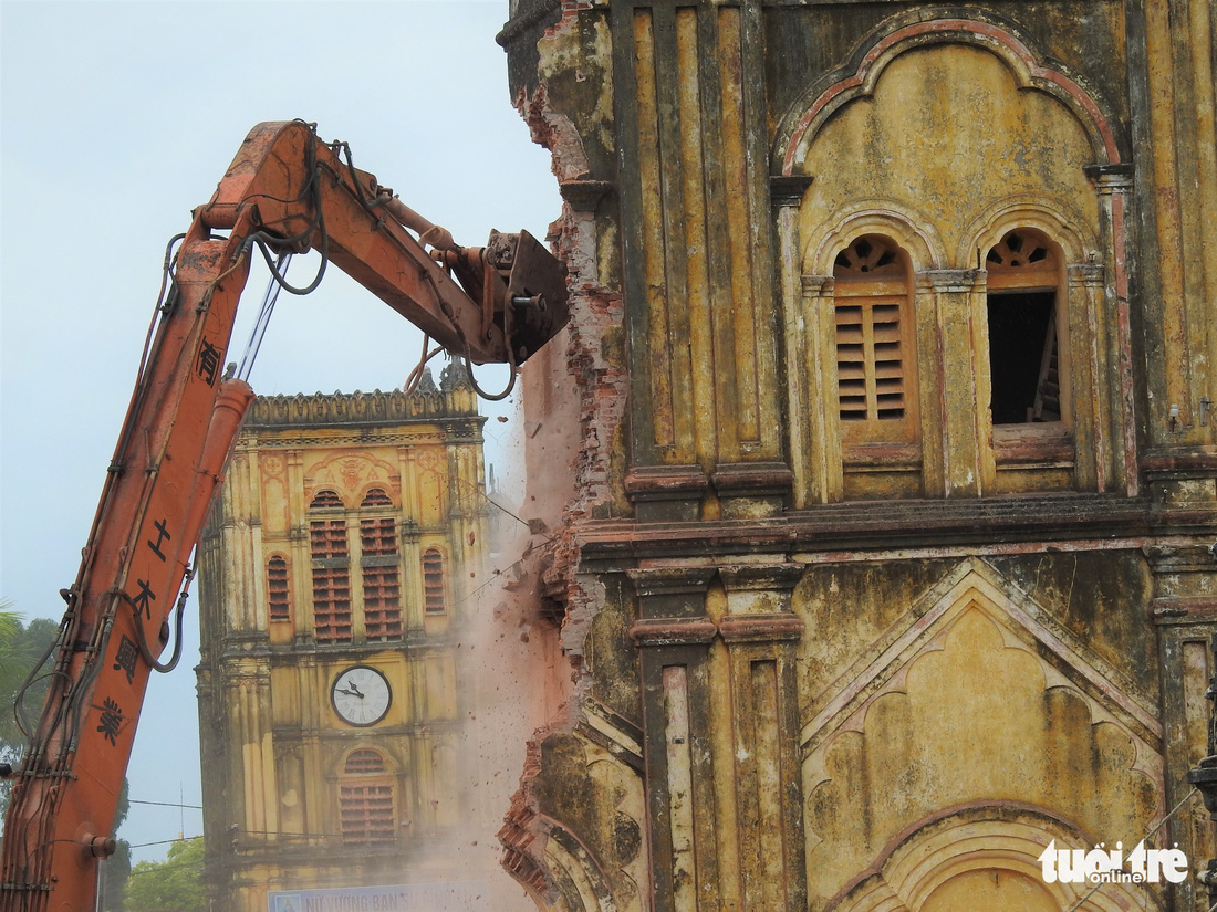 Video những hình ảnh 2 tháp chuông nhà thờ Bùi Chu khi sụp đổ - Ảnh 6.