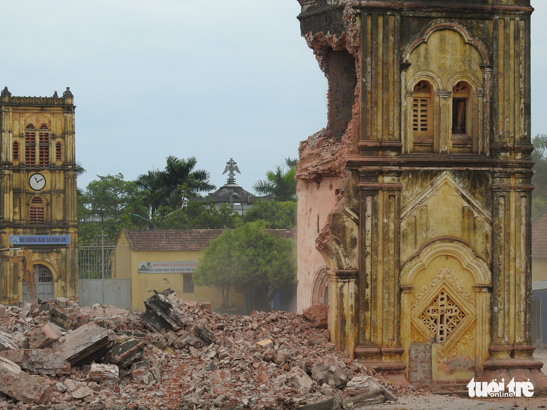 Video những hình ảnh 2 tháp chuông nhà thờ Bùi Chu khi sụp đổ - Ảnh 8.