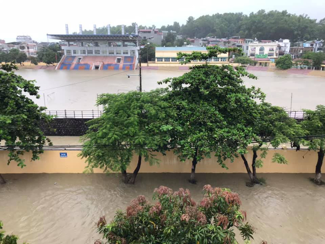 Vừa nâng cấp hệ thống thoát nước, TP Điện Biên Phủ ngập như sông sau mưa lớn - Ảnh 5.