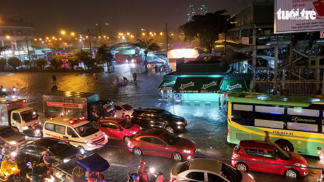 Sài Gòn mưa rất lớn, nửa đêm cả người lẫn xe vẫn vạ vật trên đường - Ảnh 8.