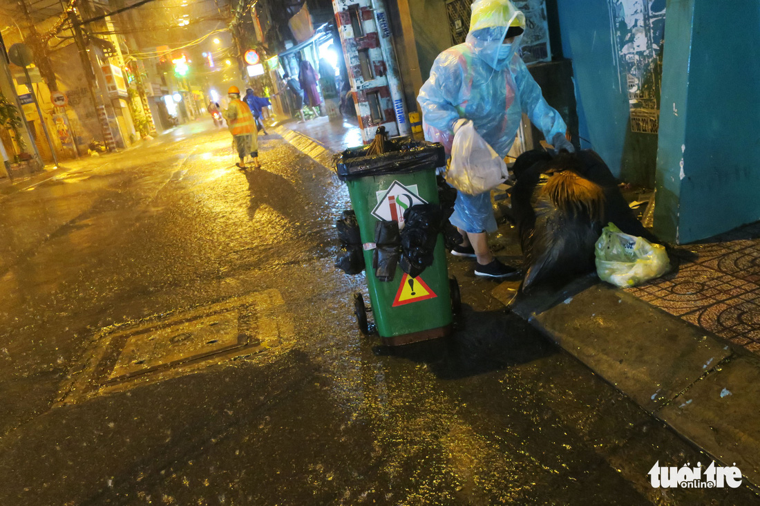 Đêm mưa tầm tã, nhiều người Sài Gòn vẫn vất vả mưu sinh - Ảnh 1.