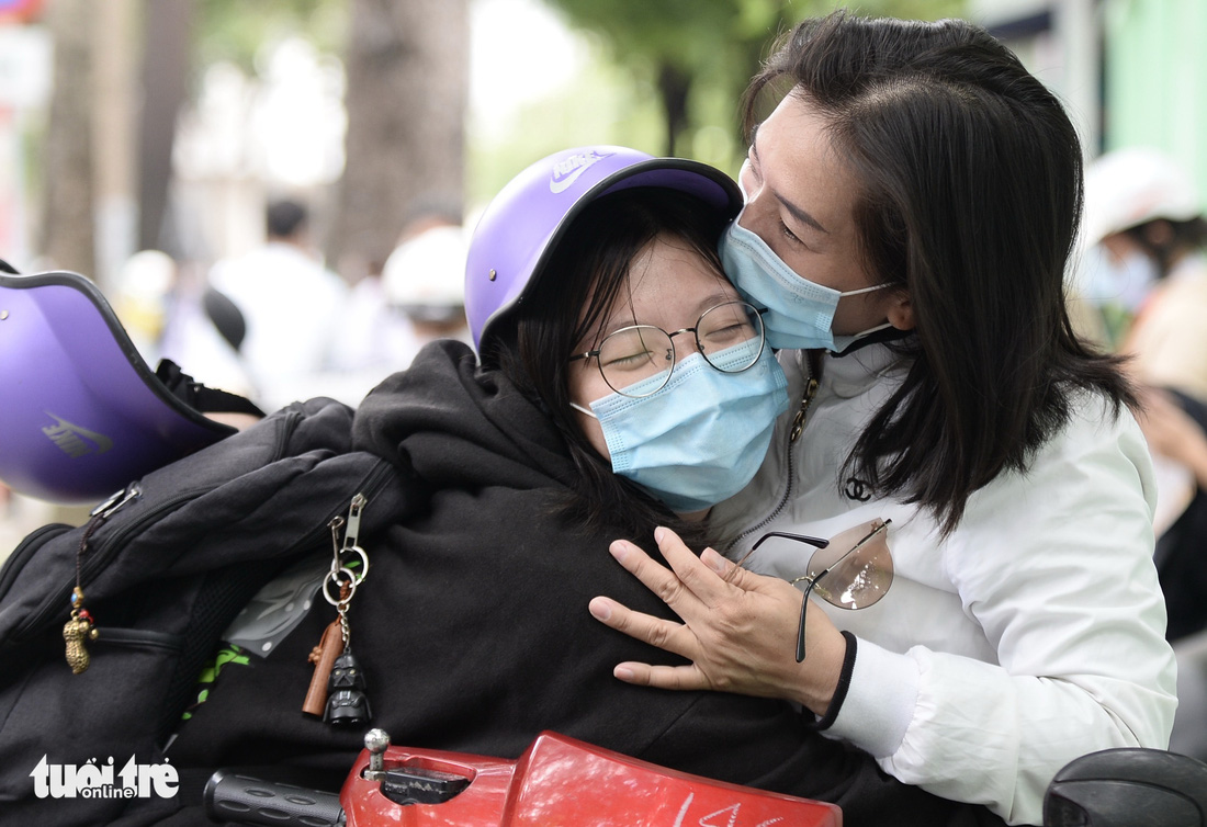 Yên tâm thi nhé con, đã có ba mẹ đây! - Ảnh 13.