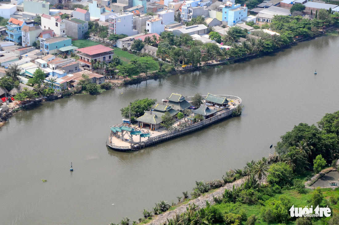 Mùa Vu lan viếng Miếu Nổi Phù Châu 200 tuổi nằm giữa sông Bến Cát - Sài Gòn - Ảnh 1.