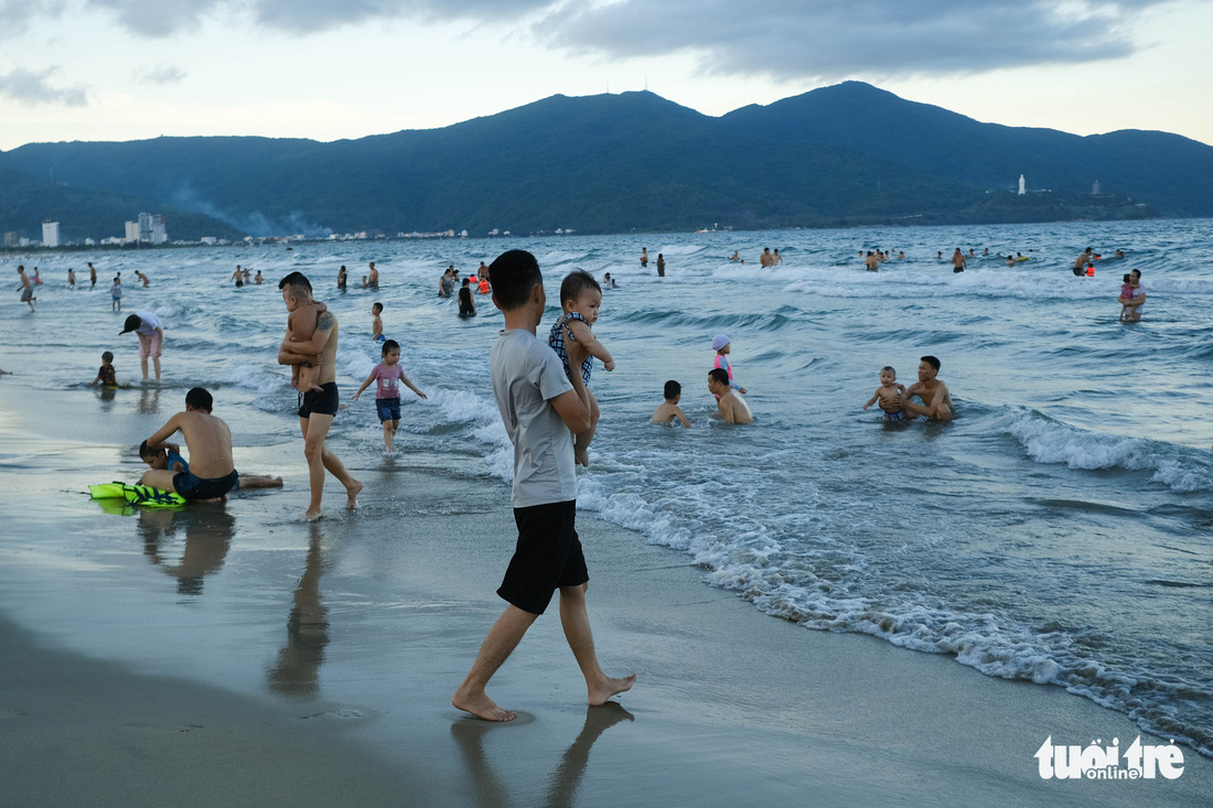 Biển Đà Nẵng đông đúc trở lại sau nhiều ngày vắng bóng người - Ảnh 1.