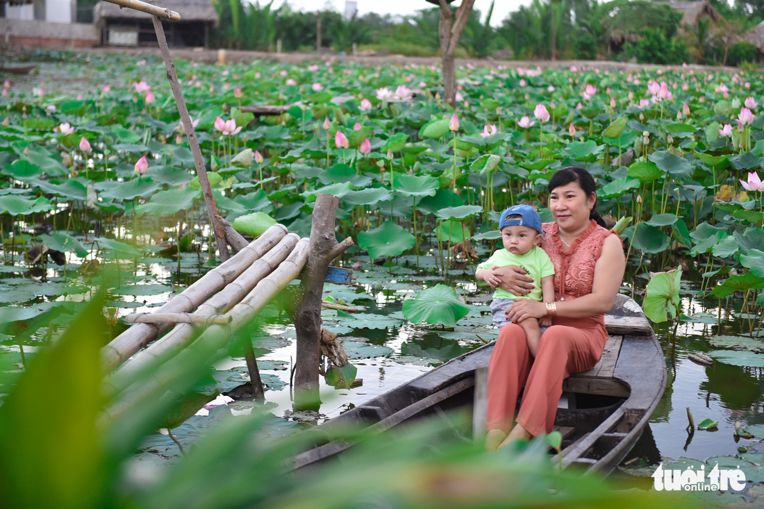 Thỏa thích tung tẩy giữa cánh đồng hoa rực rỡ tại quận 9 - Ảnh 8.