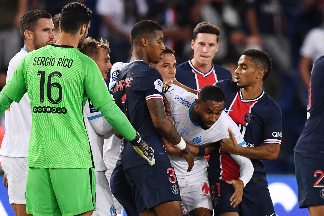 Xem khoảnh khắc hỗn loạn cuối trận PSG và Neymar nhận thẻ đỏ phút 99 - Ảnh 4.