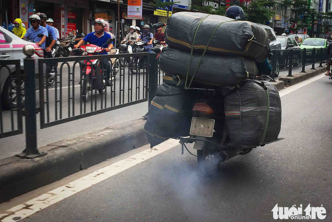 Xe máy phế liệu nhả khói đen, chở hàng cồng kềnh trên phố Hà Nội - Ảnh 1.