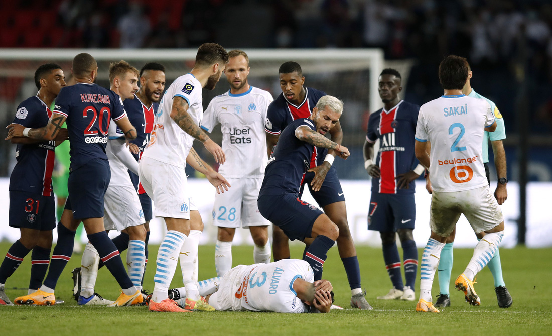 Xem khoảnh khắc hỗn loạn cuối trận PSG và Neymar nhận thẻ đỏ phút 99 - Ảnh 2.