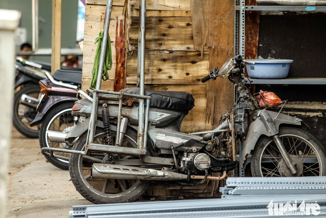 Xe máy phế liệu nhả khói đen, chở hàng cồng kềnh trên phố Hà Nội - Ảnh 5.