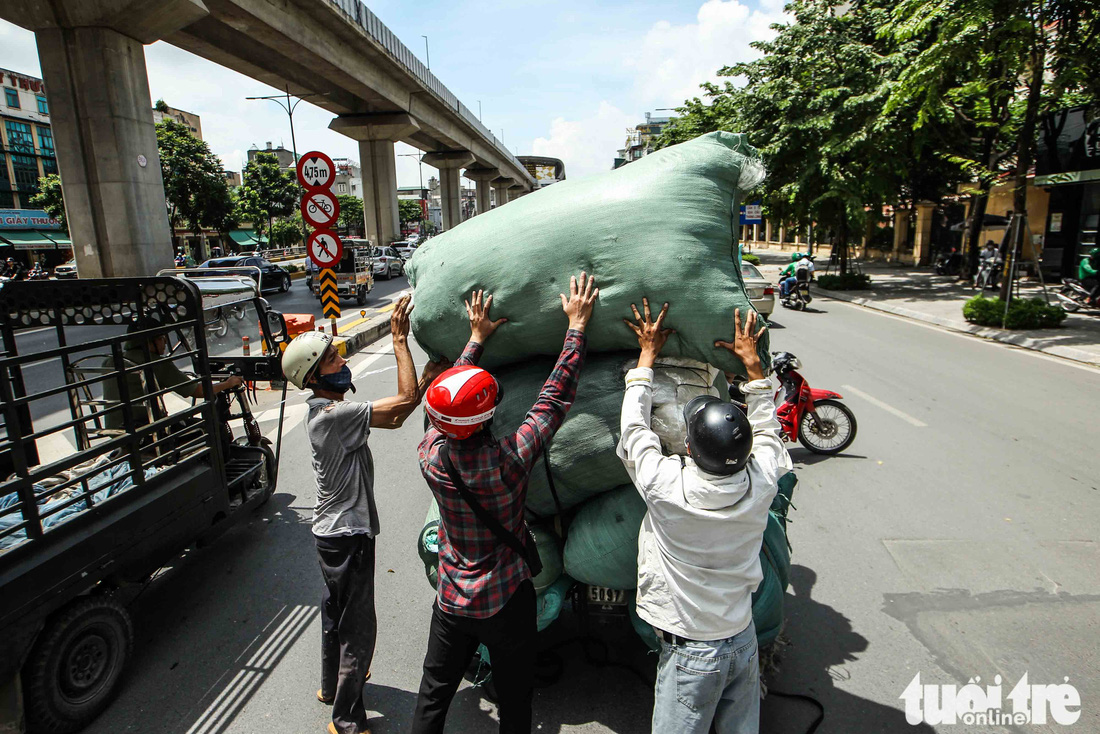 Xe máy phế liệu nhả khói đen, chở hàng cồng kềnh trên phố Hà Nội - Ảnh 6.