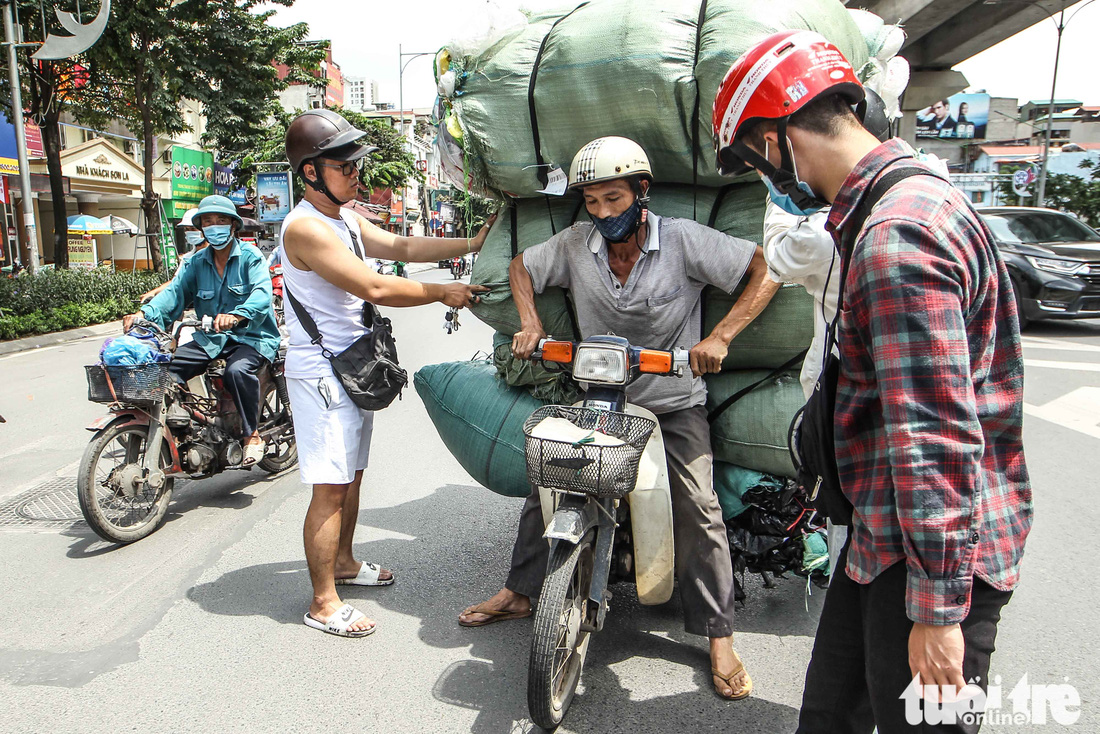 Xe máy phế liệu nhả khói đen, chở hàng cồng kềnh trên phố Hà Nội - Ảnh 7.