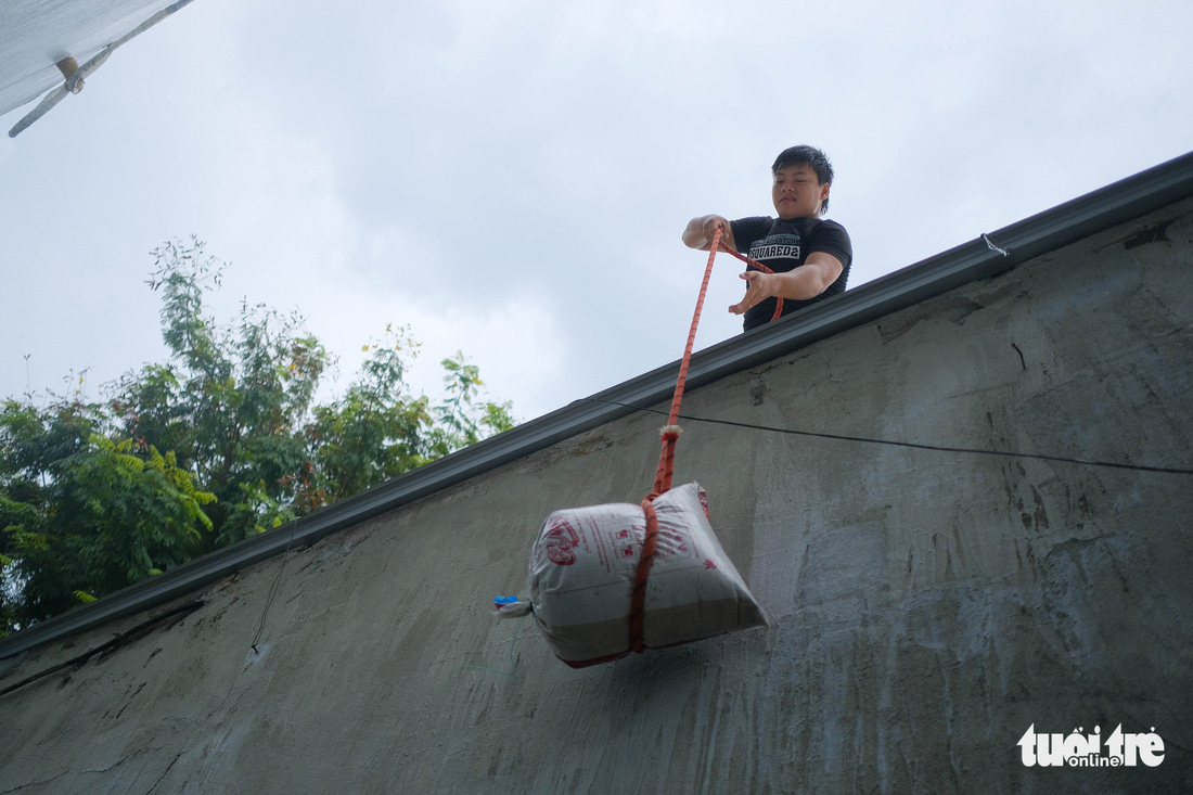 Người miền Trung kéo thuyền lên bờ, chèn bao cát lên mái nhà chống bão - Ảnh 10.