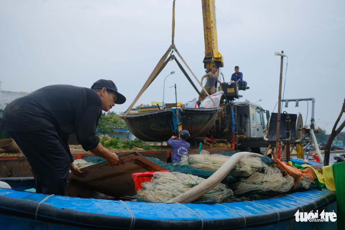 Người miền Trung kéo thuyền lên bờ, chèn bao cát lên mái nhà chống bão - Ảnh 1.