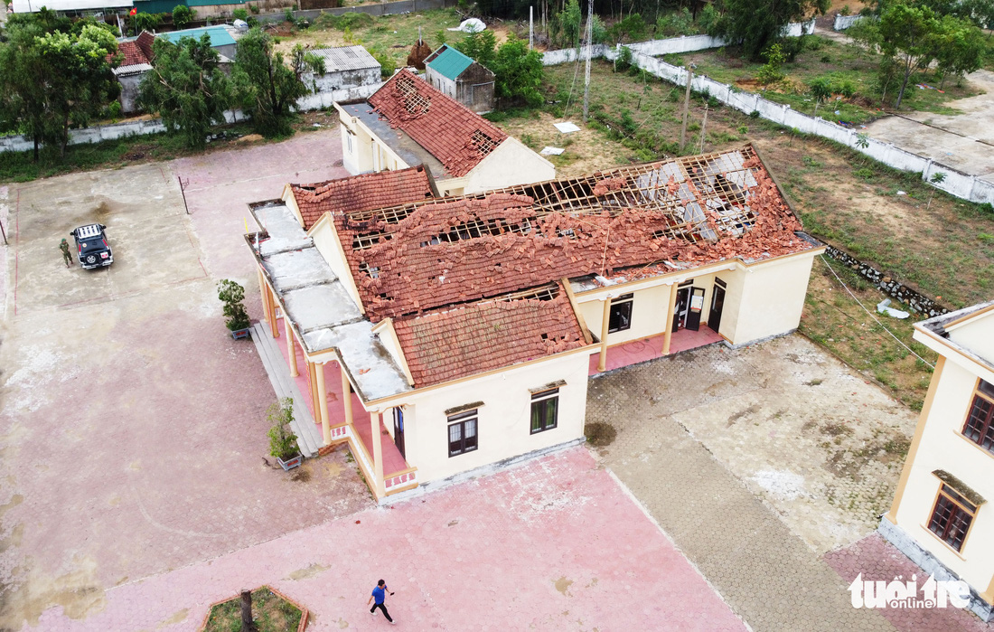 Người dân Hà Tĩnh ‘quay cuồng’ với lốc xoáy - Ảnh 4.