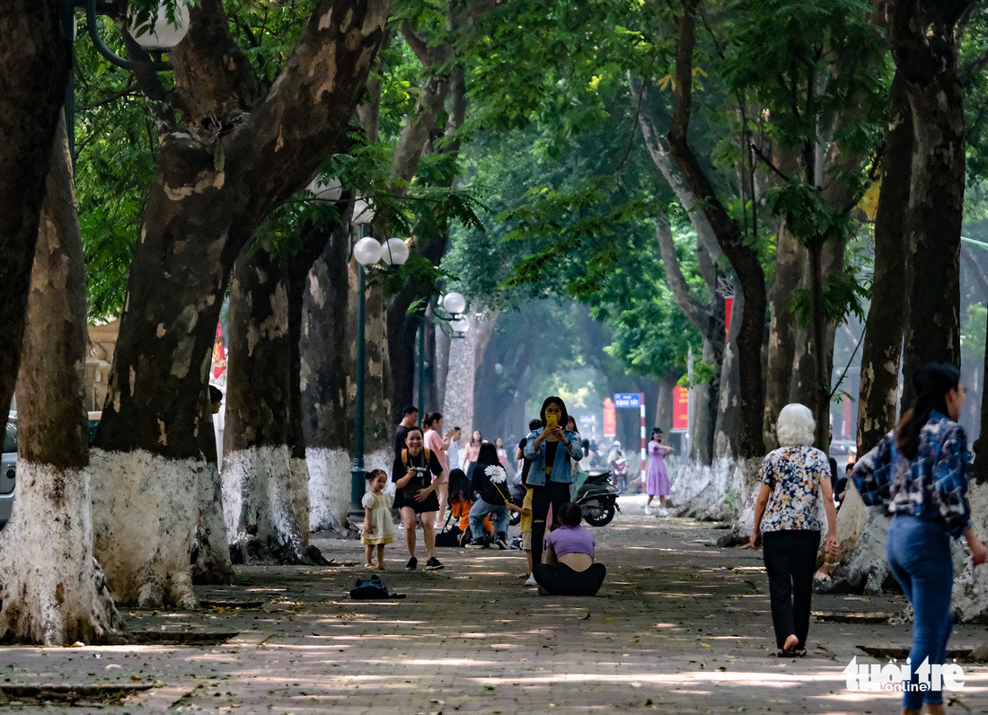 Nắng nóng, các địa điểm vui chơi 2-9 ngoài trời ở Hà Nội thưa người - Ảnh 2.