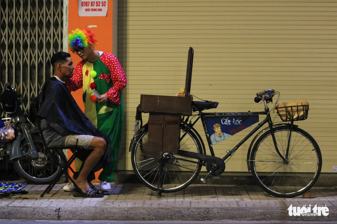 Chàng trai thích đạp xe cắt tóc đẹp như ở tiệm cho người vô gia cư - Ảnh 3.