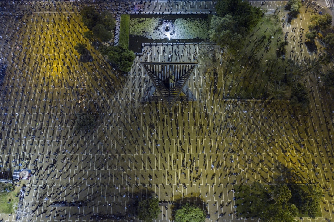 Ảnh đàn cá bơi thành hình trái tim đoạt giải Bức ảnh của năm chụp bằng flycam - Ảnh 2.