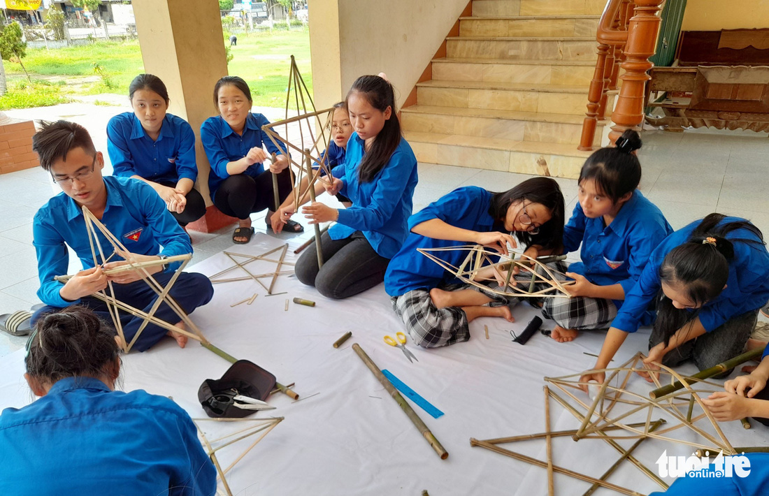 Đèn lồng yêu thương từ vật liệu tái chế tặng đàn em - Ảnh 1.