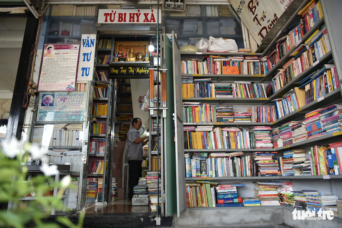 Tiệm sách miễn phí giữa Sài Gòn thu hút từ trẻ nhỏ đến người già - Ảnh 1.