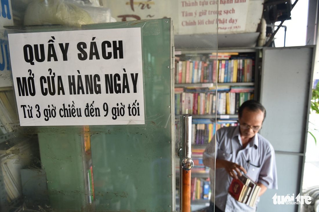 Tiệm sách miễn phí giữa Sài Gòn thu hút từ trẻ nhỏ đến người già - Ảnh 2.