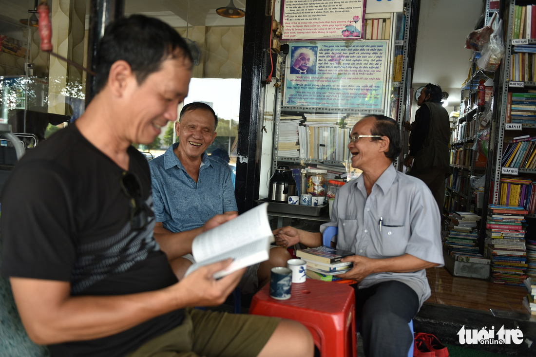 Tiệm sách miễn phí giữa Sài Gòn thu hút từ trẻ nhỏ đến người già - Ảnh 4.