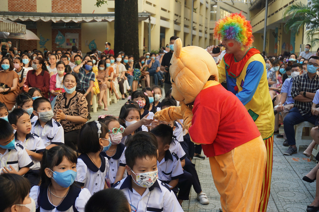 Nụ cười, nước mắt của học sinh lớp 1 ngày đầu đến trường - Ảnh 2.