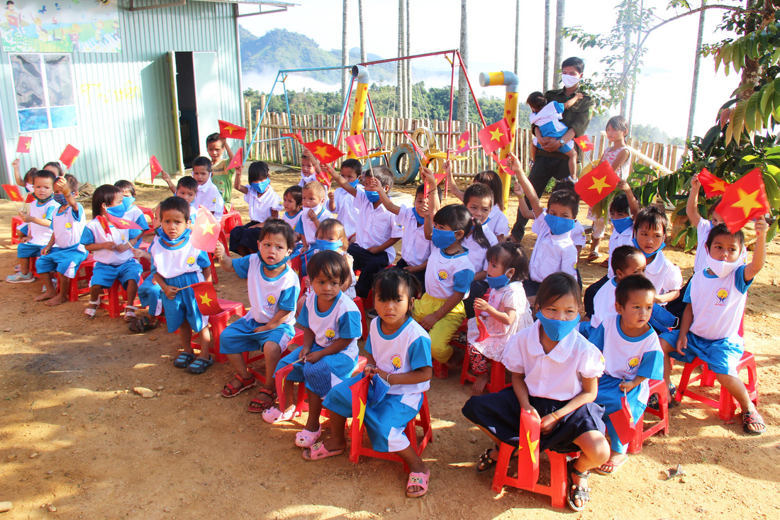 Học sinh Tăk Pổ đáng yêu, đeo khẩu trang trong lễ khai giảng - Ảnh 3.