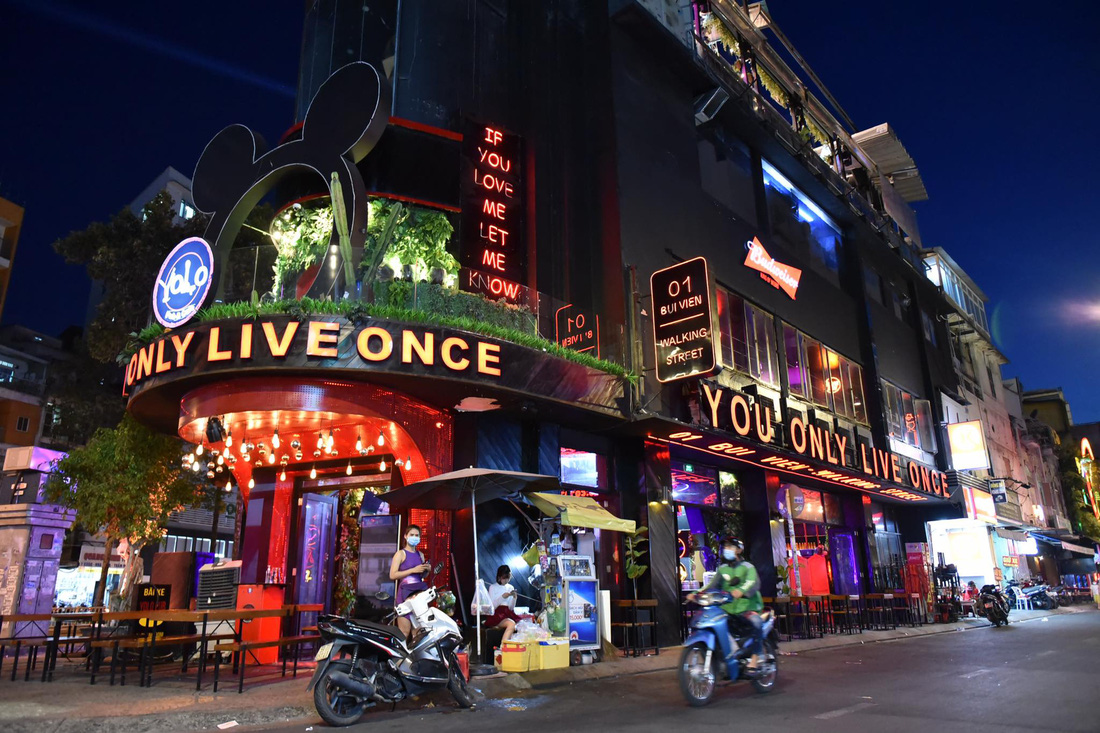Bar, vũ trường ở Sài Gòn nhộn nhịp ‘sáng đèn, lên nhạc’ trở lại - Ảnh 2.
