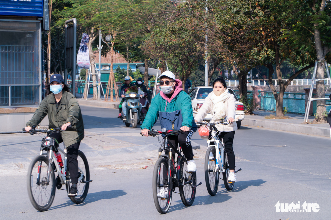Phố phường thông thoáng, người Hà Nội đạp xe tận hưởng không khí đầu năm - Ảnh 3.