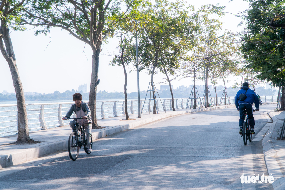Phố phường thông thoáng, người Hà Nội đạp xe tận hưởng không khí đầu năm - Ảnh 2.