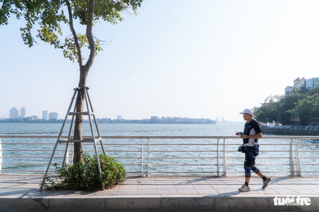 Phố phường thông thoáng, người Hà Nội đạp xe tận hưởng không khí đầu năm - Ảnh 5.