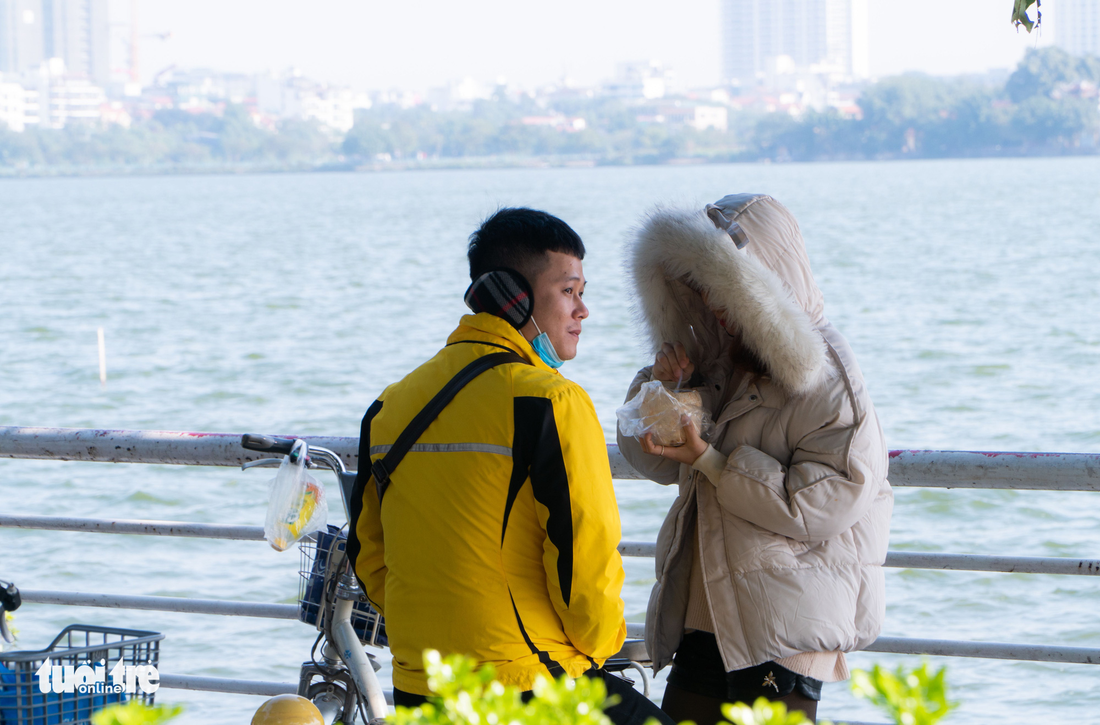 Phố phường thông thoáng, người Hà Nội đạp xe tận hưởng không khí đầu năm - Ảnh 6.