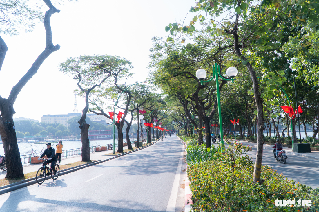 Phố phường thông thoáng, người Hà Nội đạp xe tận hưởng không khí đầu năm - Ảnh 1.
