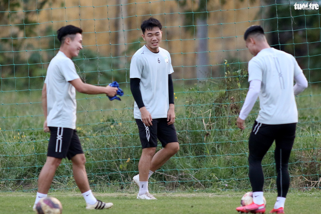 Kiatisak dẫn quân vào Sài Gòn, chuẩn bị ra mắt V-League 2021 - Ảnh 8.