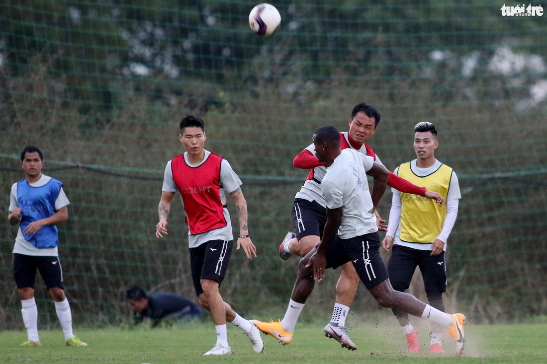 Kiatisak dẫn quân vào Sài Gòn, chuẩn bị ra mắt V-League 2021 - Ảnh 5.