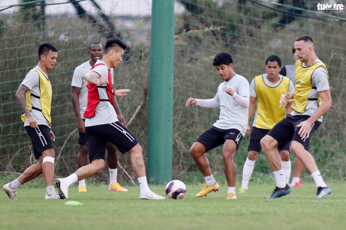 Kiatisak dẫn quân vào Sài Gòn, chuẩn bị ra mắt V-League 2021 - Ảnh 10.